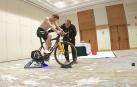Jon Iriberri trabaja con Jonas Vingegaard su posición en la bici.
