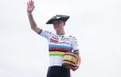 Remco Evenepoel, con el maillot arcoíris y la txapela de ganador de la Clásica San Sebastián.