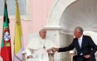 El Papa Francisco conversa con el presidente portugués, Marcelo Rebelo de Sousa, en el Palacio Nacional de Belém, en Lisboa