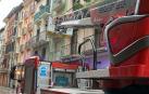 Bomberos realizan labores de saneamiento en un balcón del Casco Viejo