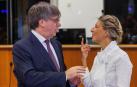 El miembro del Parlamento Europeo Carles Puigdemont (i) y la vicepresidenta de España y líder de Sumar, Yolanda Díaz (d), conversan tras su reunión este lunes en Bruselas