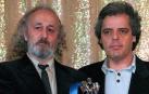 El director navarro Montxo Armendáriz y el productor Andrés Santana, tras recibir el premio 'Ángel Azul', de la Academia Europea de Cine y Televisión, por 'Secretos del corazón", en noviembre de 1997