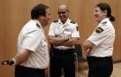 David Agorreta Ruiz (centro), junto con el comisario general de Extranjería y Fronteras de la Policía Nacional, Julián Ávila, y una compañera de Policía Nacional en la jornada que se celebró este miércoles en Baluarte.
