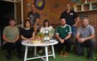 De izda. a dcha., sentados: Angelita Vázquez (cocinera), Sonia Madurga (concejala de Educación), Garazi Labiano y Joseba Corera (cooperativa Taupadak) y Tirso Baztan (pescadería Baztan).  De pie, David Gutiérrez (pan ecológico Panera) y Mikel Beroiz (frutas y verduras Reparazea)