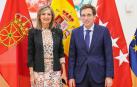 La alcaldesa de Pamplona, Cristina Ibarrola, y su homólogo en Madrid, José Luis Martínez-Almeida, durante la reunión de este viernes