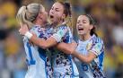 Athenea del Castillo celebra su gol con Alexia Putellas y Aitana Bonmatí