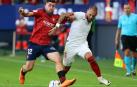 Jesús Areso pugna por un balón con Gudelj en el Osasuna-Sevilla del sábado