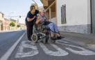 Puri Mateo Alayeto junto a su amiga Eva Bonilla García, ambas vecinas de Cabanillas, en la parada del autobús de la villa ribera.