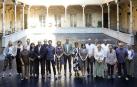El director general de Cultura – Institución Príncipe de Viana, Ignacio Apezteguía, y el autor del libro, Toni Sasal, junto a varios artistas retratados en la obra