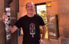 Javier Ibáñez en un semáforo de Tafalla con la camiseta que se ha diseñado con el semáforo de Mortadelo y Filemón.