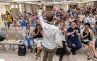 Xabier Alcuaz, alcalde de Tafalla por Bildu, levanta el puño al recibir aplausos tras su elección el viernes como presidente de la FNMC
P: 
L: Pamplona
T: FederaciÃ³n navarra de municipios y concejos
