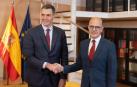 El presidente del Gobierno en funciones, Pedro Sánchez (i), recibe al portavoz de UPN, Alberto Catalán (d), durante su ronda de contactos, a 11 de octubre de 2023, en Madrid