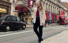 Isabel Hernández Aguado pasea por Picadilly Street, en el centro de Londres