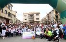 Los participantes en la carrera solidaria de Villafranca por la niña Abril Barandalla Blandon posaron juntos tras la celebración de la prueba