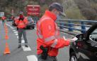 Agentes de la Policía Foral y de la Ertzaintza realizan un control de tráfico simultáneo para vigilar la movilidad entre Navarra y el País Vasco en el puente de Endarlatsa (Guipúzcoa), en diciembre de 2020