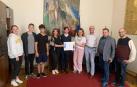 Alumnos, profesora y el director del liceo, a la derecha, reciben el cheque de 5.000 euros de manos de Natalia Dzyudz, del clúster Alas de Ucrania.