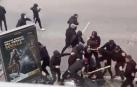 Un momento de la brutal paliza que varios ultras propinan con palos y barras a una persona que se queda inmóvil en el suelo junto a una moto este domingo en Sevilla