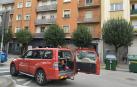 Una patrulla de bomberos, junto al edificio en el que ha ocurrido el incendio