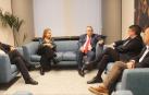 Santos Cerdán (3º izda.) conversa con Carles Puigdemont (2º dcha.) durante el encuentro en la sede del Parlamento Europeo