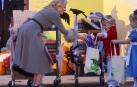 Jill Biden entrega libros a los niños