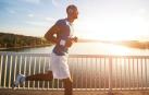 Un hombre corriendo al amanecer