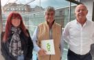 José María García Elorz, en el centro, junto a los parlamentarios de VOX Maite Nosti y Emilio Jiménez