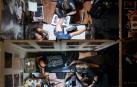 Dos de los tatuadores trabajan en sus obras durante el Pamplona Tatoo Expo del Baluarte