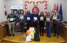 Con el el dorsal 54 en la mano, los promotores de la cita solidaria