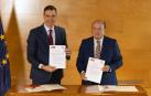 El presidente del Gobierno en funciones y candidato a la reelección, Pedro Sánchez (i), y el presidente del EBB del PNV, Andoni Ortuzar (d), posan durante la firma del acuerdo para la investidura