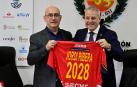 Jordi Ribera y Francisco V. Blázquez en el acto de renovación del seleccionador español masculino de balonmano