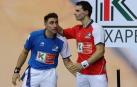 Jokin Altuna consuela a Peio Etxeberria en el podio de la final.