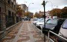 El soporte sin la placa de recuerdo a José Luis Prieto y con unas flores en su extremo