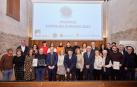 Foto de familia de premiados, organizadores y autoridades en los premios Tomás Belzunegui