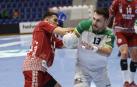 El pivote del Helvetia Anaitasuna, Aitor García, en una jugada del partido contra el BM Logroño La Rioja
