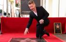 Macaulay Culkin posa con su estrella en el Paseo de la Fama de Hollywood