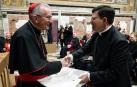 El profesor de la Universidad de Navarra Pablo Blanco recie el Premio Ratzinger de Teología de manos del cardenal Pietro Parolin