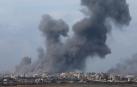 Una gran columna de humo se eleva sobre Gaza