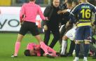 El árbitro Halil Umut Meler, en el suelo tras ser agredido