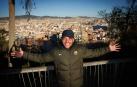 Vitor Roque en un mirador con la Ciudad Condal a su espalda, tras fichar por el F.C. Barcelona, en una imagen publicada por el club