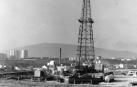 Vista de la torre instalada para la perforación. Al fondo, a la izquierda, Barañáin. Más cerca, Inquinasa y Echavacoiz. De fondo, San Cristóbal