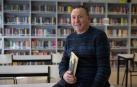 El historiador y profesor ablitero Francisco Santos Escribano, con un ejemplar de su libro