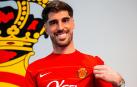 Nacho Vidal posa este viernes con la camiseta del RCD Mallorca