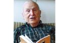 Eguinoa, con su libro de memorias que escribió en los últimos años