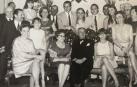 Rafael Echavarren (el quinto por la derecha) con sus padres, hermanas, abuelos y otros familiares, en la fiesta del 15 cumpleaños de su hermana Sara (sentada). Corría 1967 y Rafael tenía 17 años.