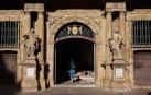 Entrada a la Casa Consistorial con los leones restaurados.