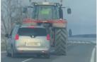 Un fragmento del vídeo en el que el tractor no deja adelantar a un coche