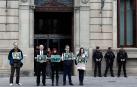 Cinco personas, entre ellas los dos parlamentarios del grupo, han participado en el minuto de silencio convocado por Vox ante la puerta del Parlamento de Navarra en recuerdo de los dos agentes de la Guarda Civil fallecidos en Barbate