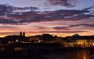 Amanecer rojo entre las torres de la Catedral y San Cernin de Pamplona.
