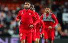 Calentamiento de jugadores del Sevilla en el partido de Liga en Mestalla ante el Valencia