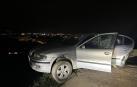 El coche, con las ruedas delanteras en el aire
